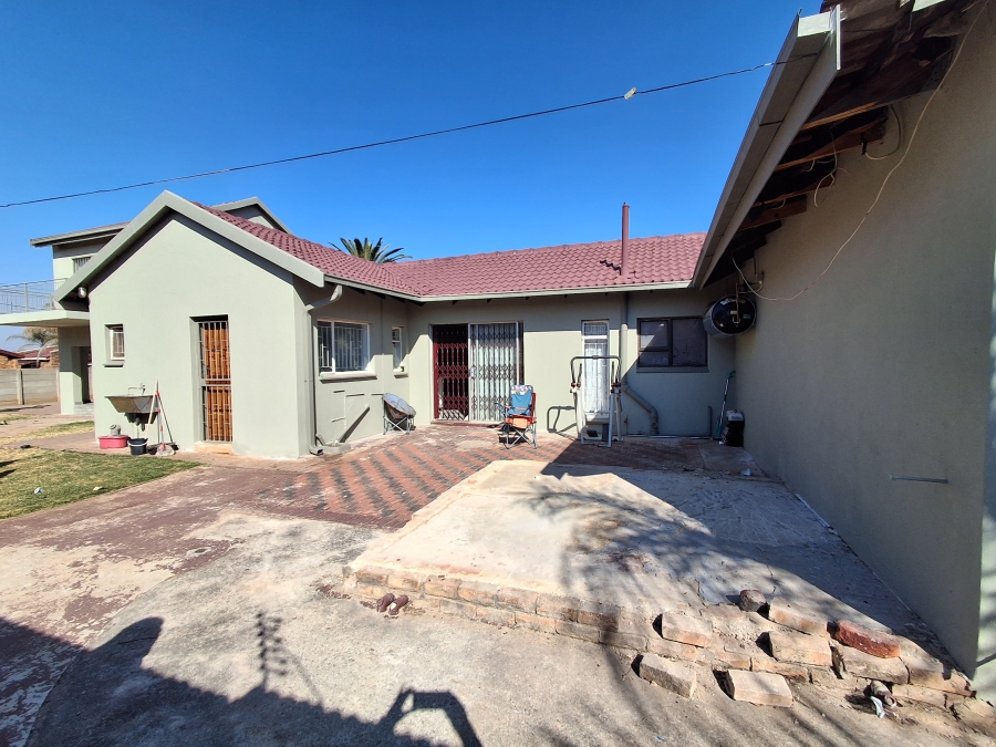 4 Bedroom Property for Sale in Flamwood North West
